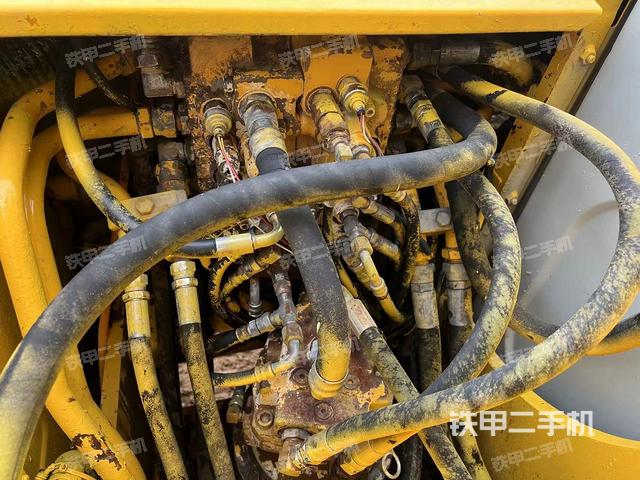 回转马达和主控阀（整机外观）