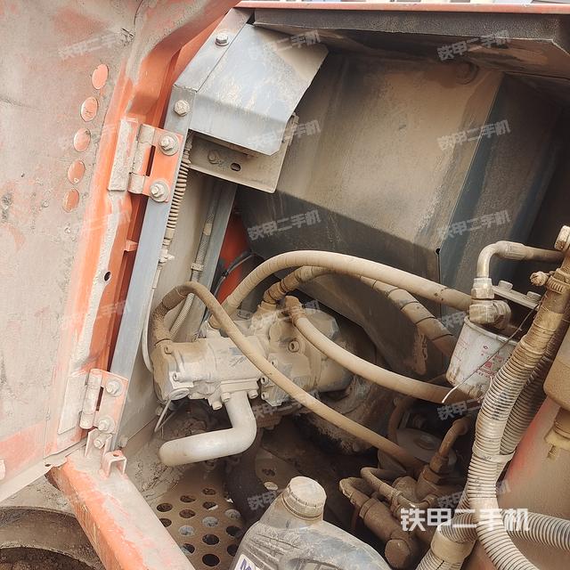 液压泵舱室正面整体（整机外观）