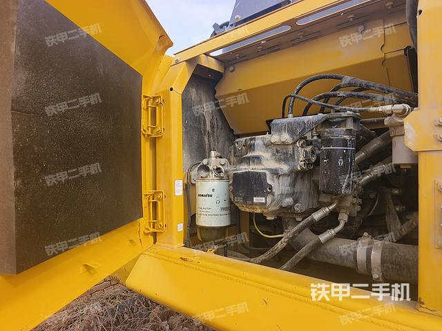 液压泵舱室正面整体（整机外观）