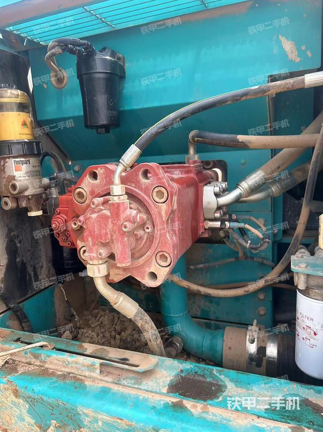 液压泵舱室正面整体（整机外观）