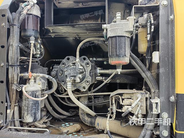 液压泵舱室正面整体（整机外观）