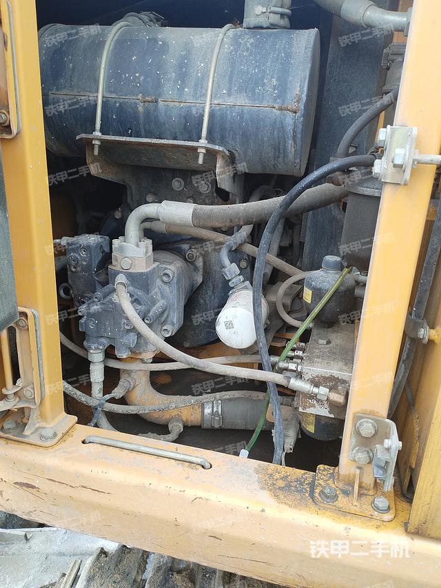 液压泵舱室正面整体（整机外观）