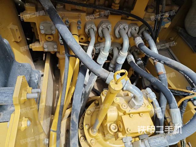 回转马达和主控阀（整机外观）