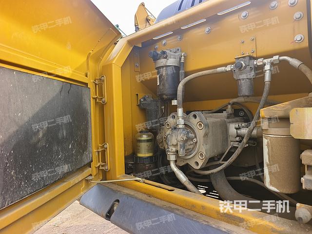 液压泵舱室正面整体（整机外观）