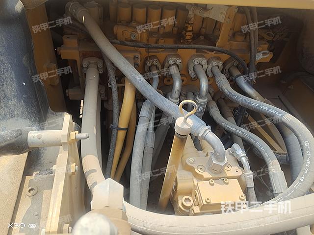 回转马达和主控阀（整机外观）