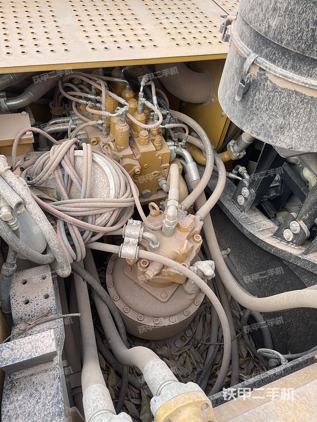 回转马达和主控阀（整机外观）