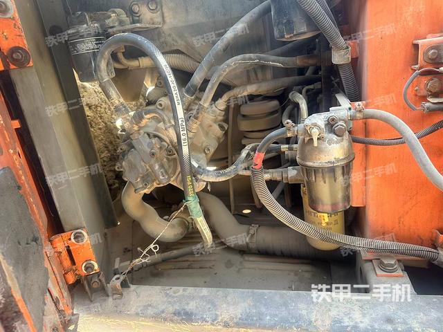 液压泵舱室正面整体（整机外观）