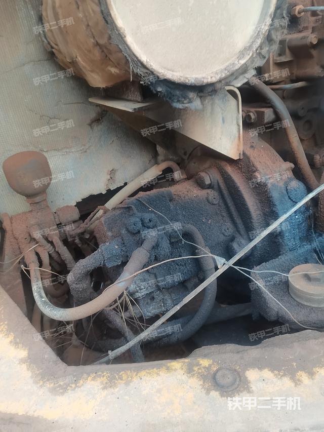 液压泵舱室正面整体（整机外观）