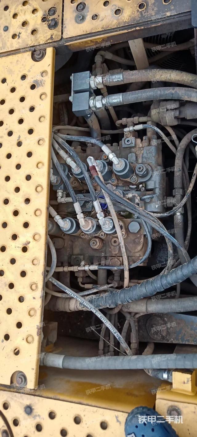 回转马达和主控阀（整机外观）