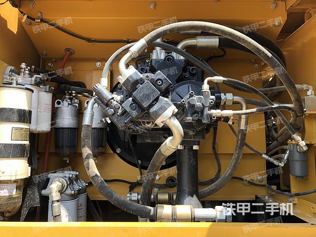 液压泵舱室正面整体（整机外观）