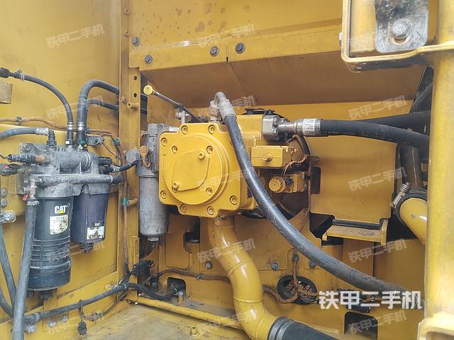 液压泵舱室正面整体（整机外观）