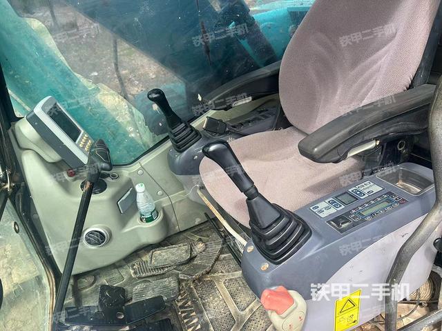 驾驶室整体（整机外观）