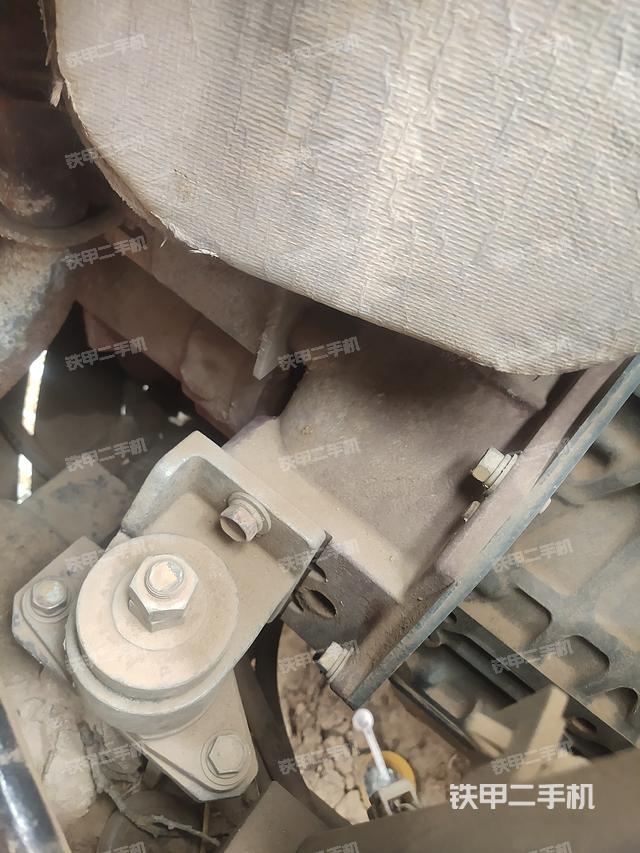 液压泵舱室正面整体（整机外观）