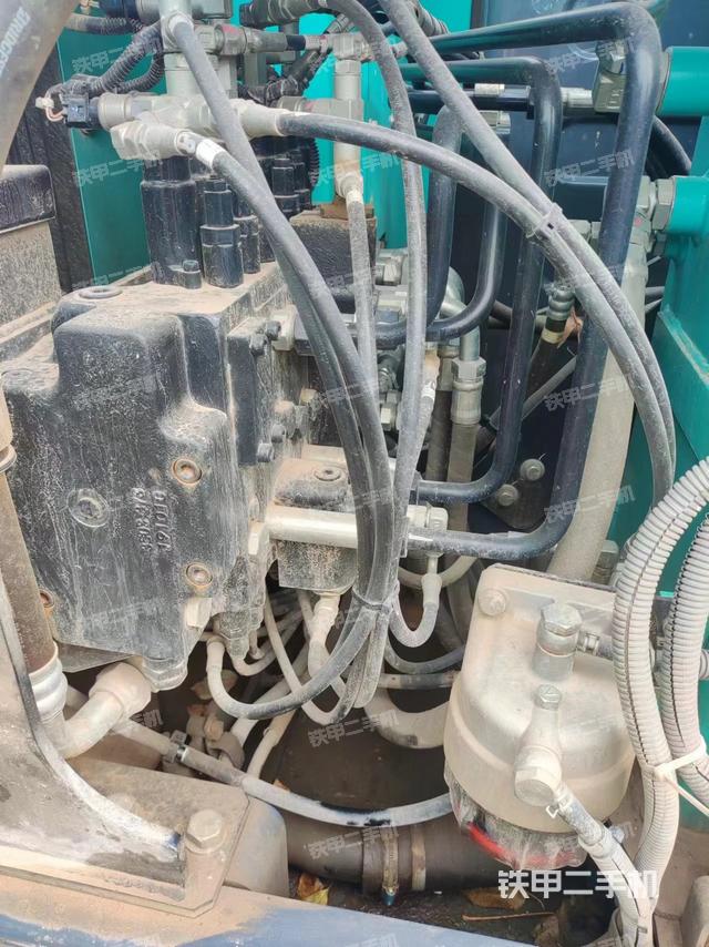 回转马达和主控阀（整机外观）