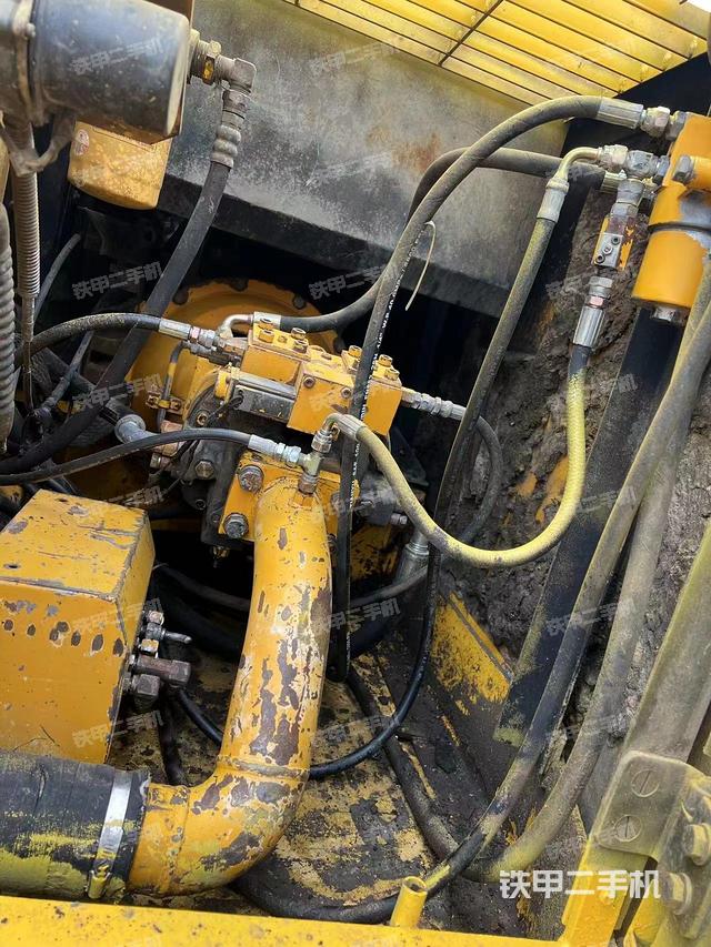 液压泵舱室正面整体（整机外观）