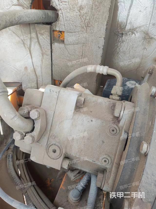 液压泵舱室正面整体（整机外观）