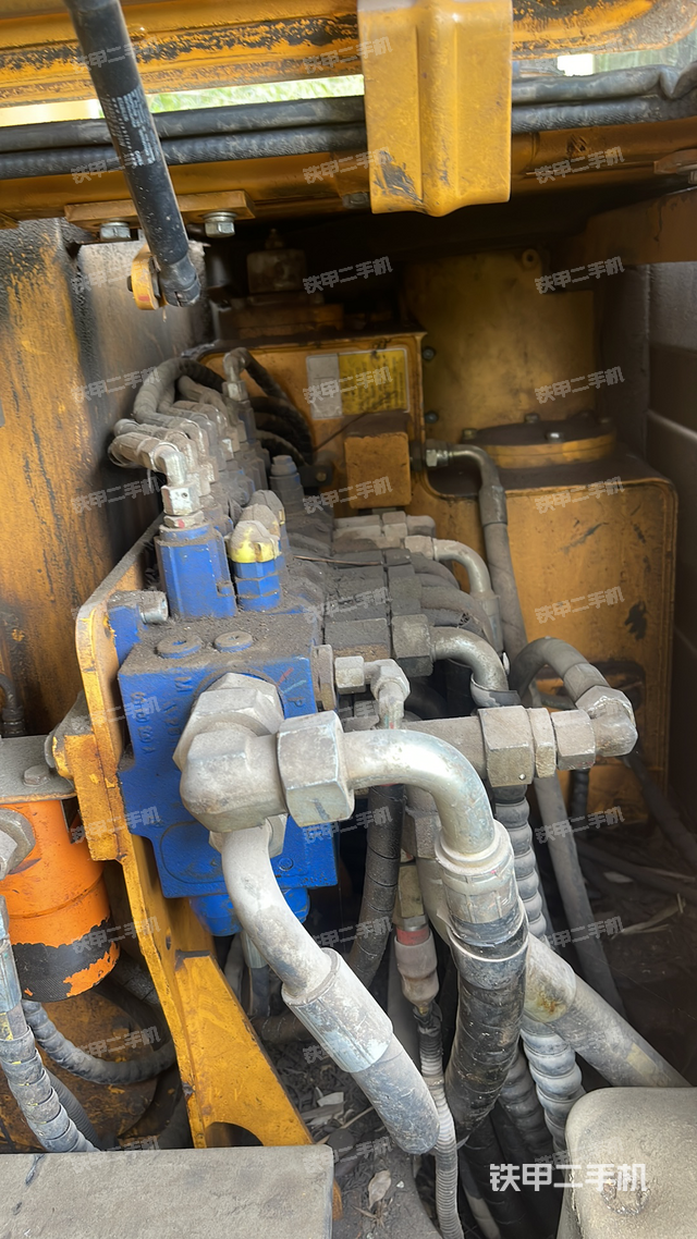 液压泵舱室正面整体（整机外观）