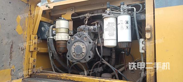 液压泵舱室正面整体（整机外观）