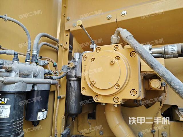 液压泵舱室正面整体（整机外观）