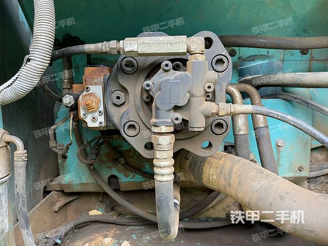 液压泵舱室正面整体（整机外观）