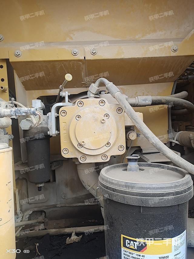 液压泵舱室正面整体（整机外观）