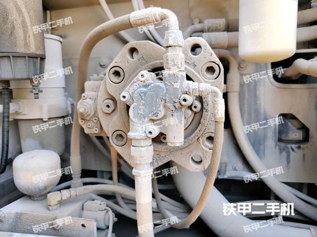 液压泵舱室正面整体（整机外观）