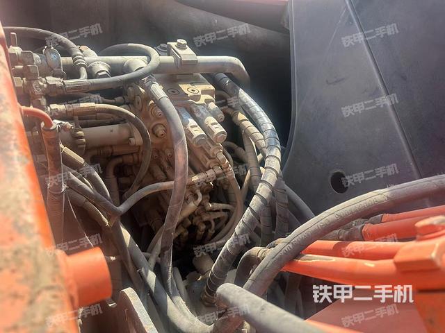 回转马达和主控阀（整机外观）