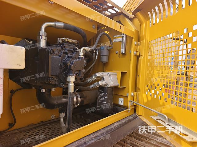 液压泵舱室正面整体（整机外观）