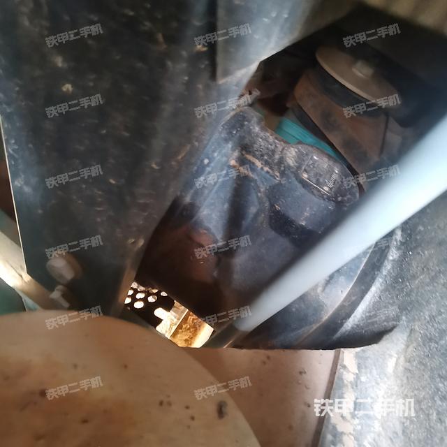 液压泵舱室正面整体（整机外观）