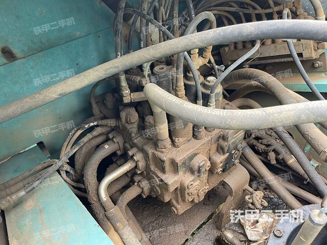 回转马达和主控阀（整机外观）