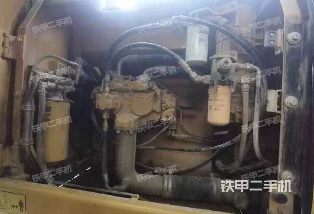 液压泵舱室正面整体（整机外观）