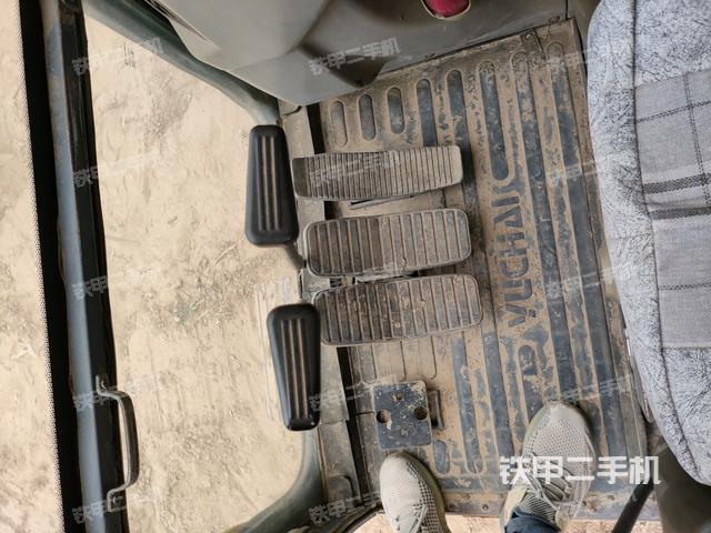 行走控制手柄和踏板 俯拍（驾驶室部分）