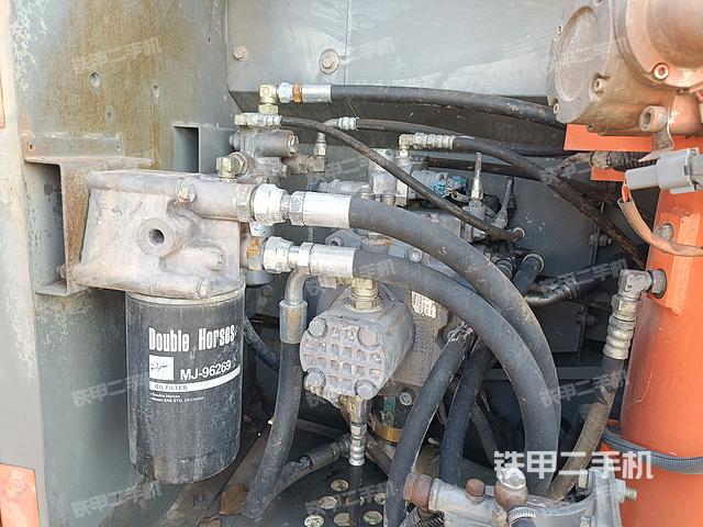 液压泵舱室正面整体（整机外观）