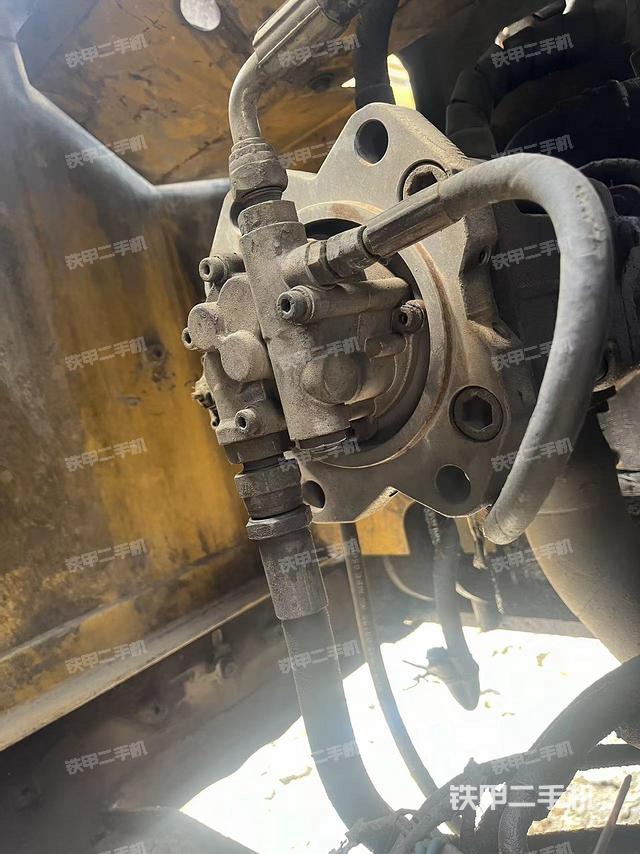 液压泵舱室正面整体（整机外观）