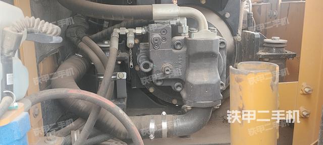 液压泵舱室正面整体（整机外观）