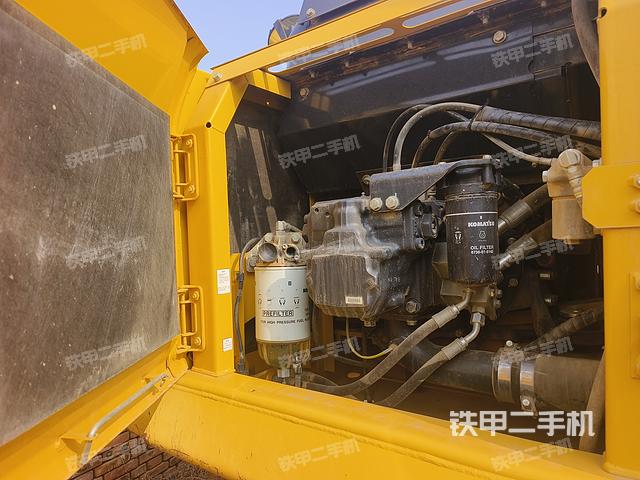 液压泵舱室正面整体（整机外观）