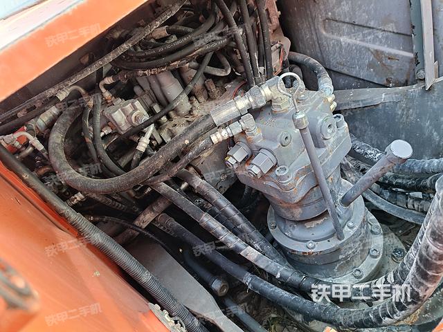 回转马达和主控阀（整机外观）