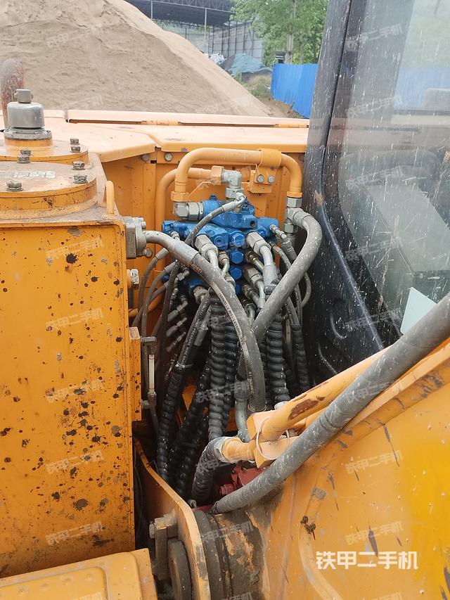 回转马达和主控阀（整机外观）