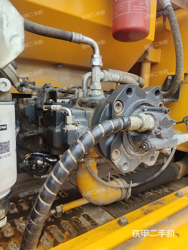 液压泵舱室正面整体（整机外观）