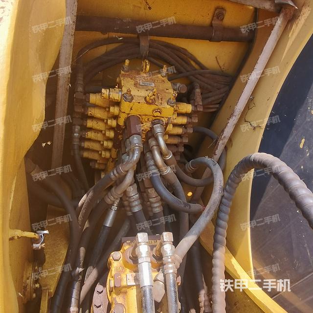 回转马达和主控阀（整机外观）