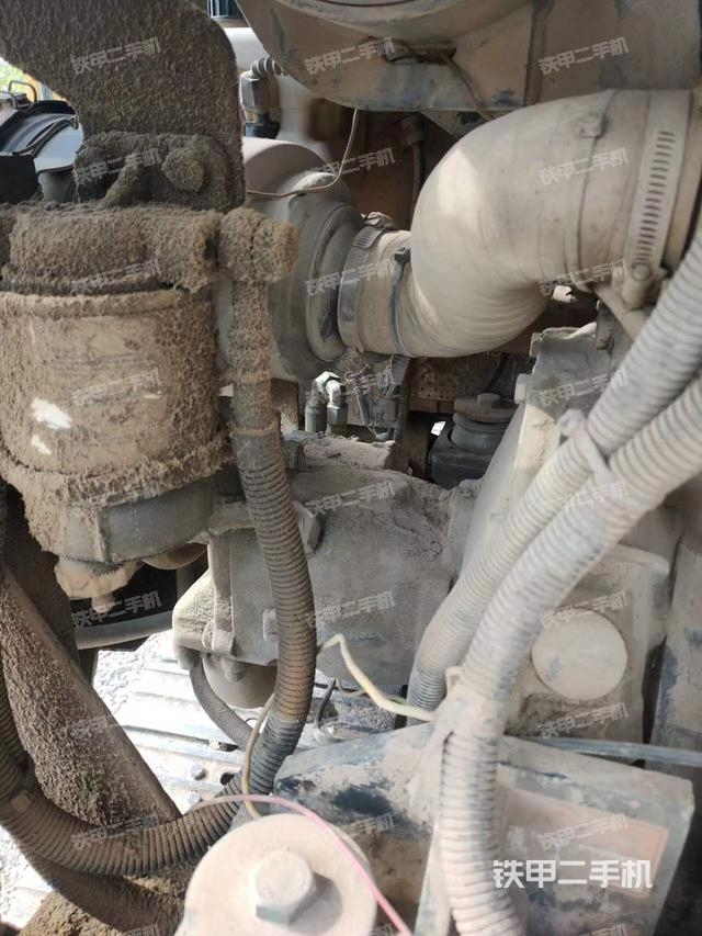 液压泵舱室正面整体（整机外观）