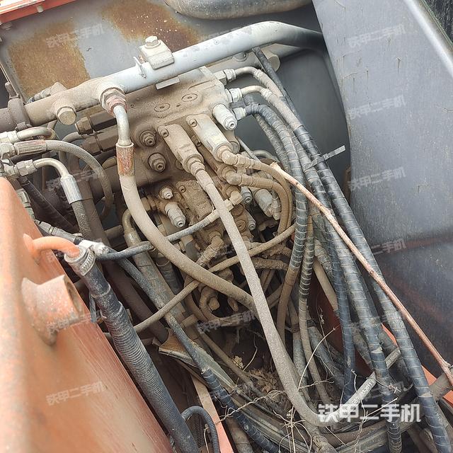 回转马达和主控阀（整机外观）