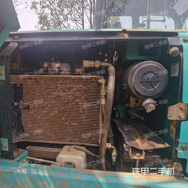 回转马达和主控阀（整机外观）