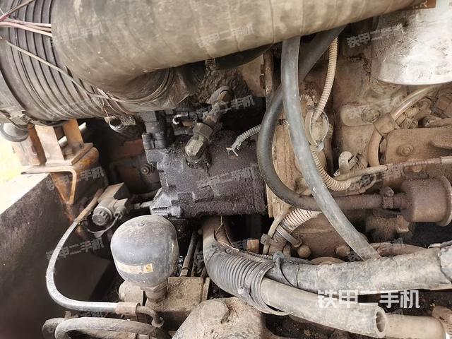 液压泵舱室正面整体（整机外观）