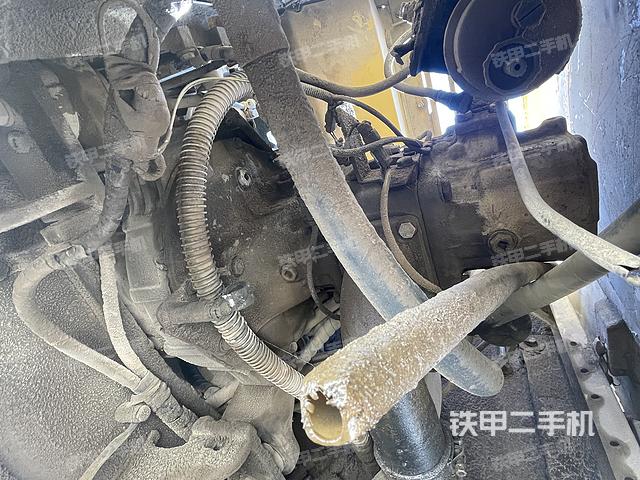 液压泵舱室正面整体（整机外观）