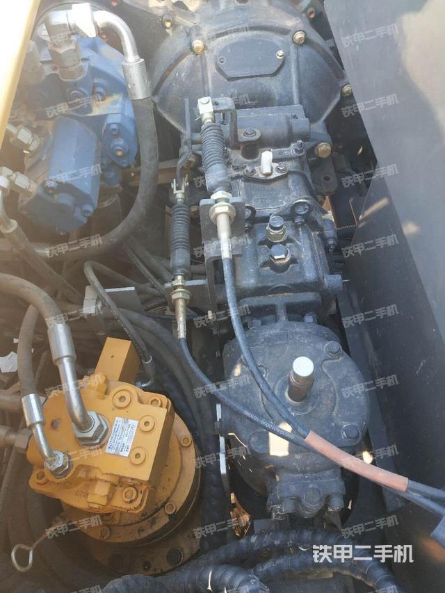 液压泵舱室正面整体（整机外观）