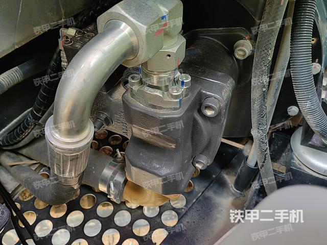 液压泵舱室正面整体（整机外观）