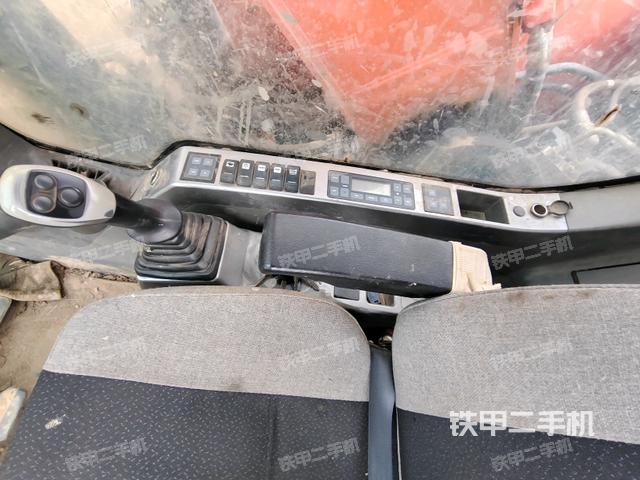 座椅右側(cè)控制臺(tái)/鑰匙門/油門/含右手柄（駕駛室部分）