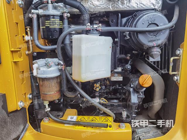 液压泵舱室正面整体（整机外观）