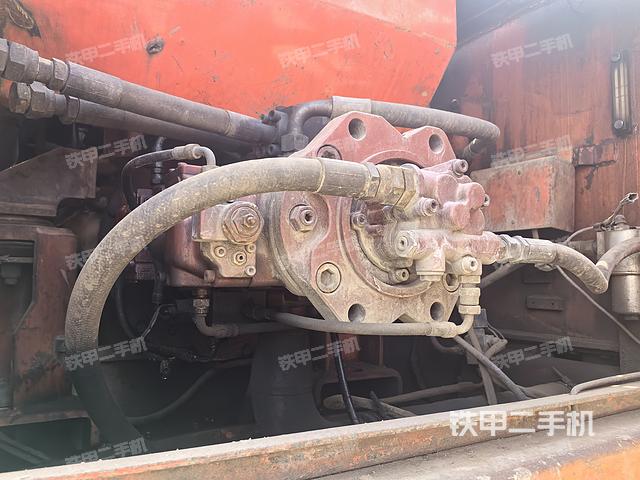 液压泵舱室正面整体（整机外观）